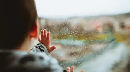 Шымкентте төрт жасар бала жоғары қабаттан құлап кетті