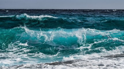 Лодка с десятками мигрантов перевернулась у северного побережья Франции: 13 погибших