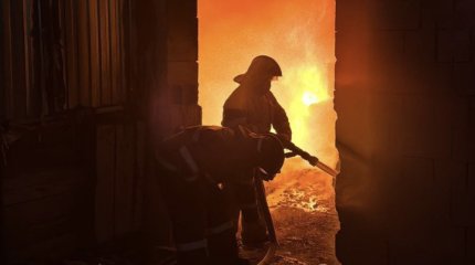 Крупный пожар уничтожил склад со стройматериалами в Алматинской области