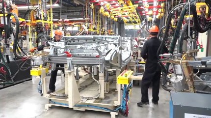 Оказываемая отечественному автопрому господдержка даст толчок развитию отрасли, сотрудники автозавода Костаная