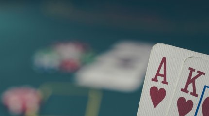 Двое мужчин продавали украденные машины ради игры в казино в Алматы