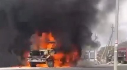 Мусоровоз взорвался на проезжей части близ Актау: у рядом стоящего здания выбило стекла