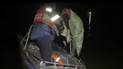 Двое мужчин и ребенок оказались в водяной ловушке в ВКО