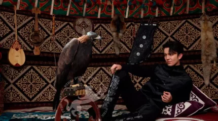 Жүйрік ат, берен мылтық, құмай тазы: Димаш ұлттық киіммен фотолар жариялады