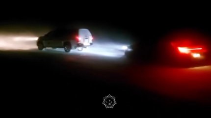 Легковушку вытаскивали из снежного заноса спасатели на трассе в Костанайской области