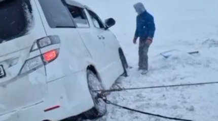 Иностранцы на минивене улетели в сугроб на трассе близ Хромтау