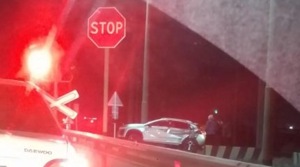 Кроссовер попал под поезд в Актау