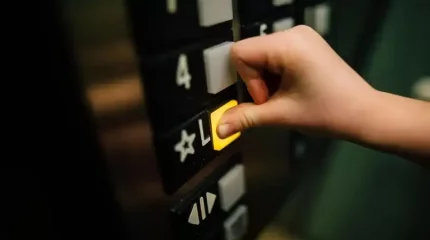 Астанада лифт ішінде адамдар қалып қойды