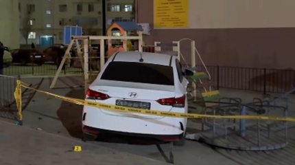Автомобиль сбил пешехода и въехал в детскую площадку в Актау