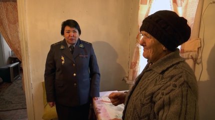 20 лет без документов: пожилая актюбинка наконец получила удостоверение