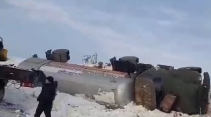 Грузовик со сжиженным газом перевернулся на трассе в области Абай