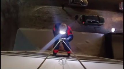 Женщина вышла в магазин и не смогла попасть в квартиру с детьми в Жезказгане