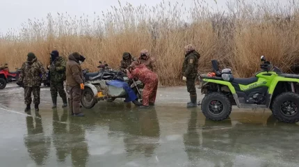 Атырауда заңсыз балық аулаған браконьерлер мотоциклін тастап қашып кеткен