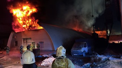Крупный пожар произошел на складе в Шымкенте