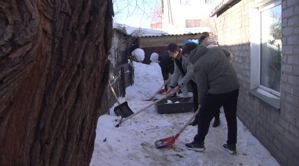 Молодежь Астаны помогла пенсионерке очистить от снега территорию дома