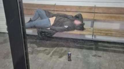 Пьяная карагандинка пыталась сломать дверь теплой остановки