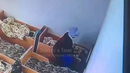 Екібастұзда тәрбиешінің баланы ұрып-соққан сәті видеоға түсіп қалған