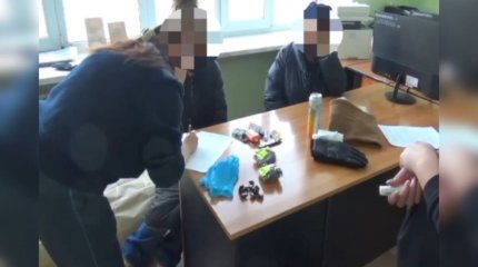 Женщина с маленьким ребенком разносила наркотики в Риддере