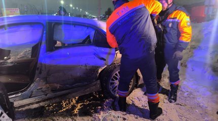 ДТП в Астане: спасателям пришлось вызволять пострадавших из искареженного авто