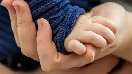 ШҚО-да құтқарушылар аяғы төсекке қысылып қалған сәбиге көмекке келді