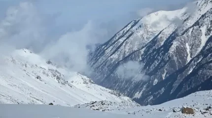ШҚО-да қар көшкіні жүру қаупіне байланысты жол тағы да жабылғалы жатыр