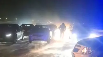 Теміртау маңындағы тас жолда 50-ге жуық көлік кептеліп қалды