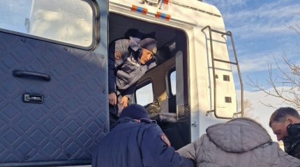 Из-за заметенных дорог спасатели помогают медикам доставлять пациентов