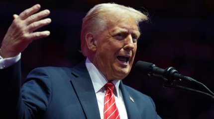 Трамп 2021 жылы Капитолийге басып кірген мыңдаған адамды босатты