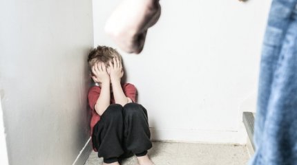 Павлодарда өгей әке 2 жастағы сәбиді ұрып, бұғанасын сындырған