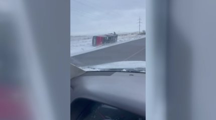 Сильный ветер снес с дороги пассажирский автобус в Карагандинской области