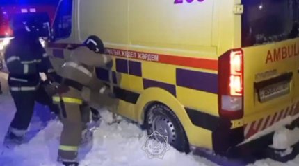 Елордада құтқарушылар жедел жәрдем көліктерін қар құрсауынан шығарды