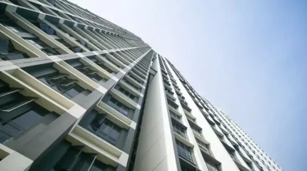 Алматыда ер адам 14-қабаттан секіріп кетпек болды