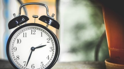 Улучшает логистику и координацию регионов: эксперт высказался о едином часовом поясе в Казахстане