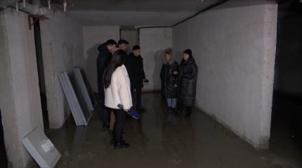 Алматыда жаңа тұрғын үй кешенінде 800 отбасы бір аптадан бері суға зар боп отыр