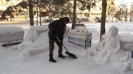 Делает скульптуры из снега: дворник из Астаны удивил горожан своим талантом