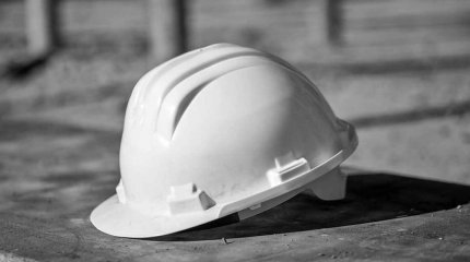 Атырауда екі жұмысшы биіктен құлап, біреуі мерт болды