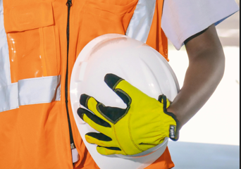 Двое рабочих сорвались с высоты в Атырау: один из них погиб.