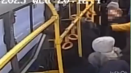 Мужчина ударил женщину в автобусе в Костанае