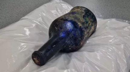 Строители нашли на берегу в Британии загадочную "ведьмину бутылку"