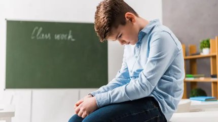 Павлодарда мұғалім оқушыға ине тығып алған