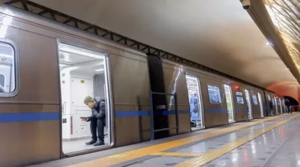 Алматыда метро бекетіндегі қайғылы оқиғадан кейін қоршаулар қойыла бастады