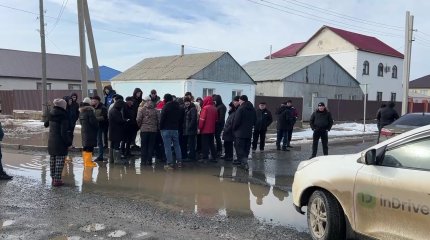 Атырау қаласының іргесіндегі Мирас ықшамауданының халқы уәдені орындамаған аймақ атқамінерлеріне өкпелі