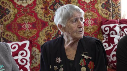 Өскемендік жастар жалғызбасты зейнеткердің ауласын  қардан тазалады