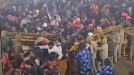 Не менее 15 паломников погибли и еще десятки пострадали в давке во время религиозного праздника в Индии