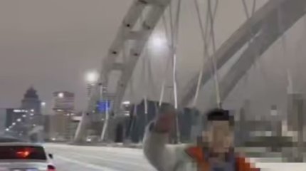 Житель Семея устроил опасное шоу на мосту Арыс в Астане