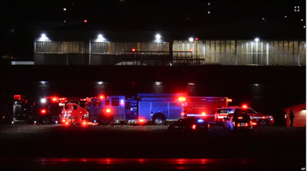 Пассажирский самолет столкнулся с вертолетом и упал в реку в США