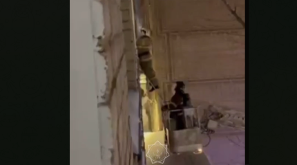 Двухлетнего малыша вызволяли из запертой квартиры в Астане