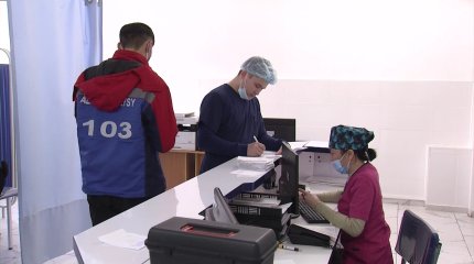 Алматыда бір топ жасөспірім қатарлас қызды соққыға жыққан