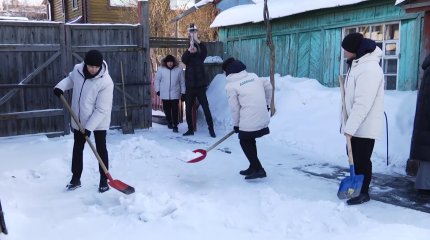 Қызылжарда “AMANAT” партиясының мүшелері  қарияның ауласын қардан тазалады