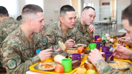 Бешбармарком и баурсаками будут кормить казахстанских военнослужащих